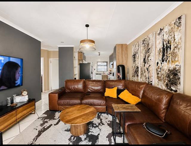 2 BEDROOM TOWNHOUSE FOR SALE IN LAMBTON GARDENS